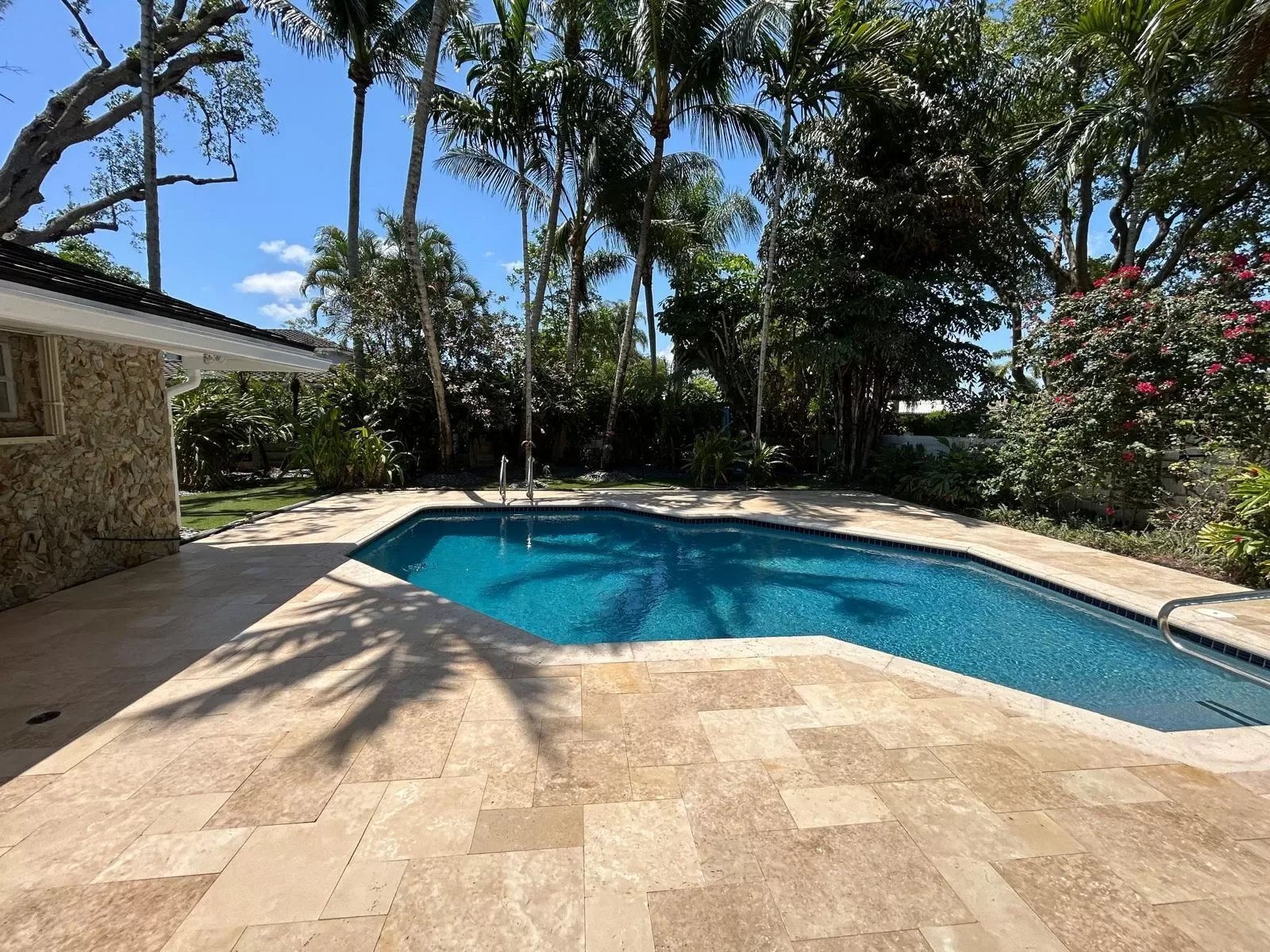 Ivory travertine pool deck in Hollywood