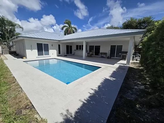 Finished porcelain pool deck in Jupiter